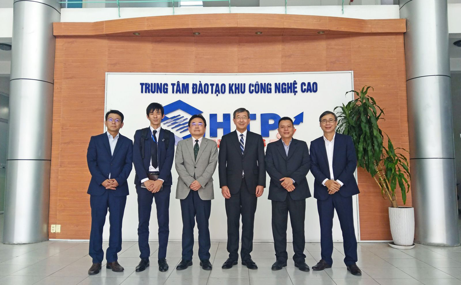 TỔNG LÃNH SỰ QUÁN NHẬT BẢN TẠI THÀNH PHỐ HỒ CHÍ MINH ĐẾN THĂM TRUNG TÂM ĐÀO TẠO KHU CÔNG NGHỆ CAO