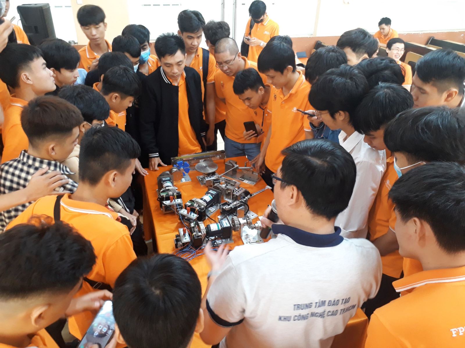 GIẢI PHÁP NGUỒN NHÂN LỰC TỰ ĐỘNG HÓA TRONG CÁCH MẠNG CÔNG NGHIỆP 4.0