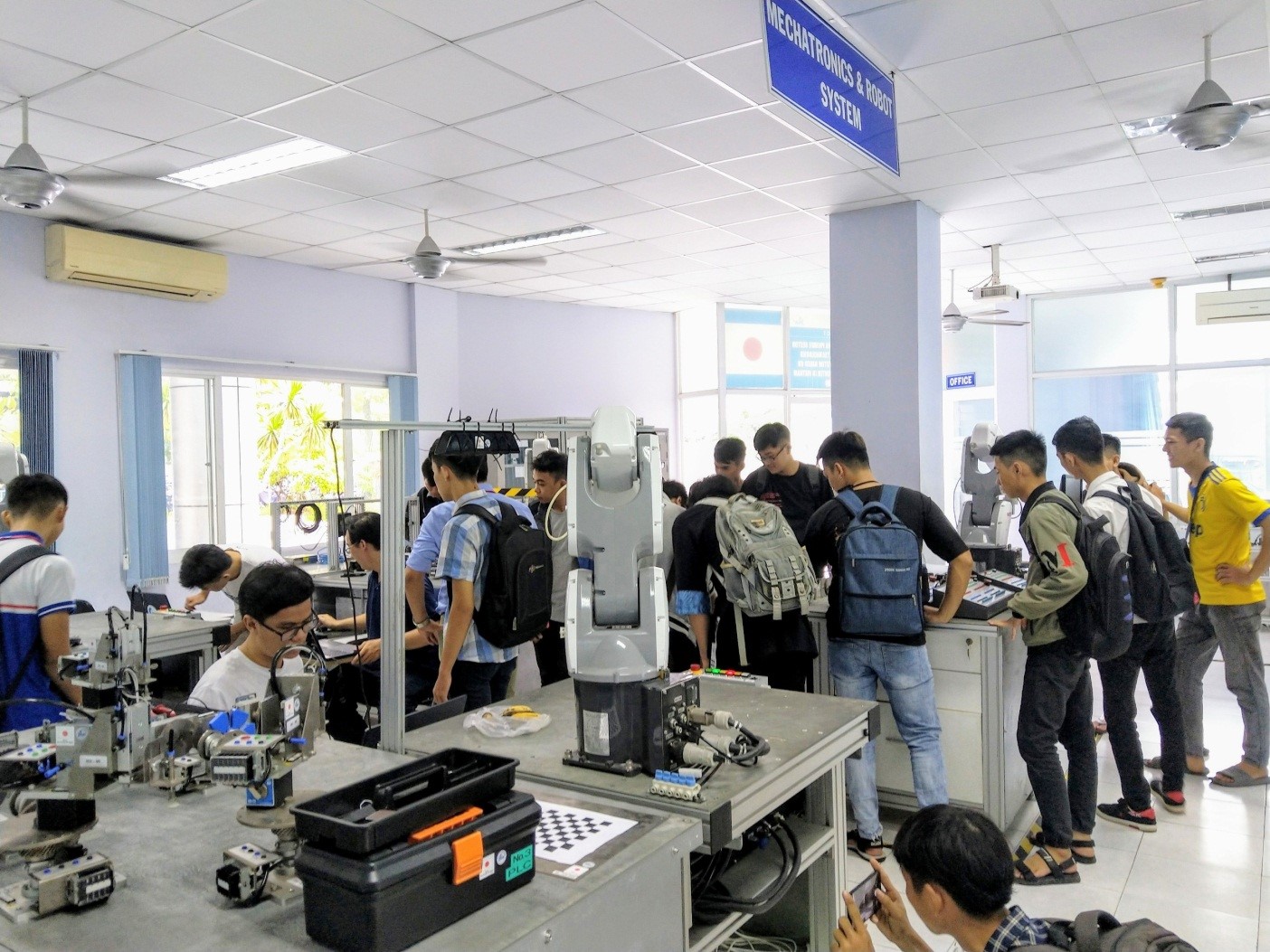 Sinh viên trường Đại học Giao thông vận tải cơ sở 2 tham quan thực tập tại Trung tâm Đào tạo Khu Công nghệ cao