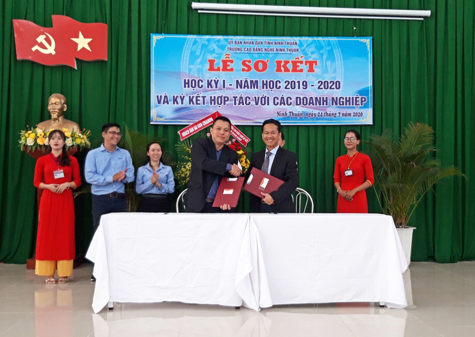 Trung tâm Đào tạo Khu CNC ký kết hợp tác đào tạo với trường CĐ Nghề Ninh Thuận