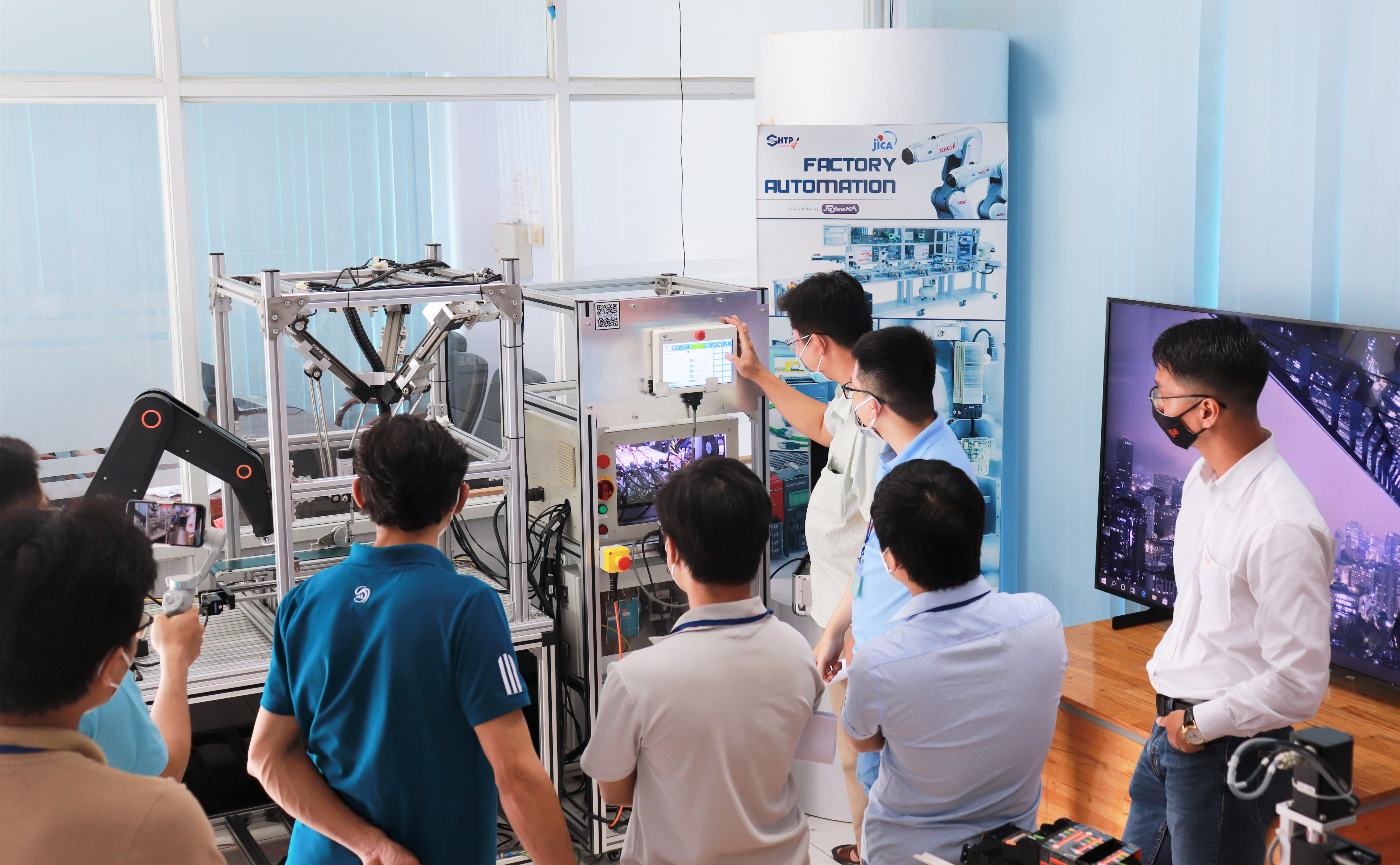 Ứng dụng Robot Công nghiệp chi phí thấp cho Doanh nghiệp